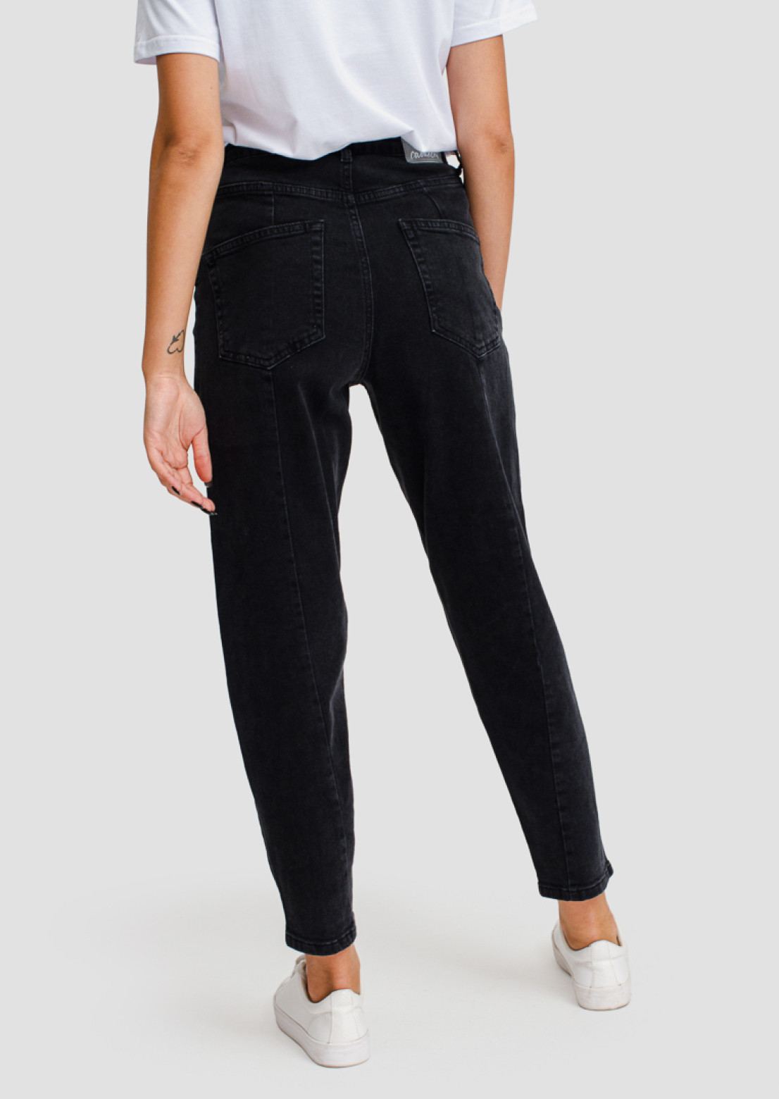 Dark grey high-waisted jeans with arrow