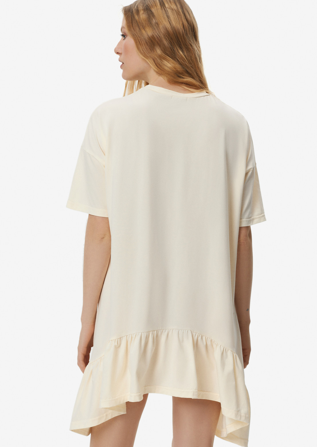 Плаття-футболка з асиметричним воланом шампань