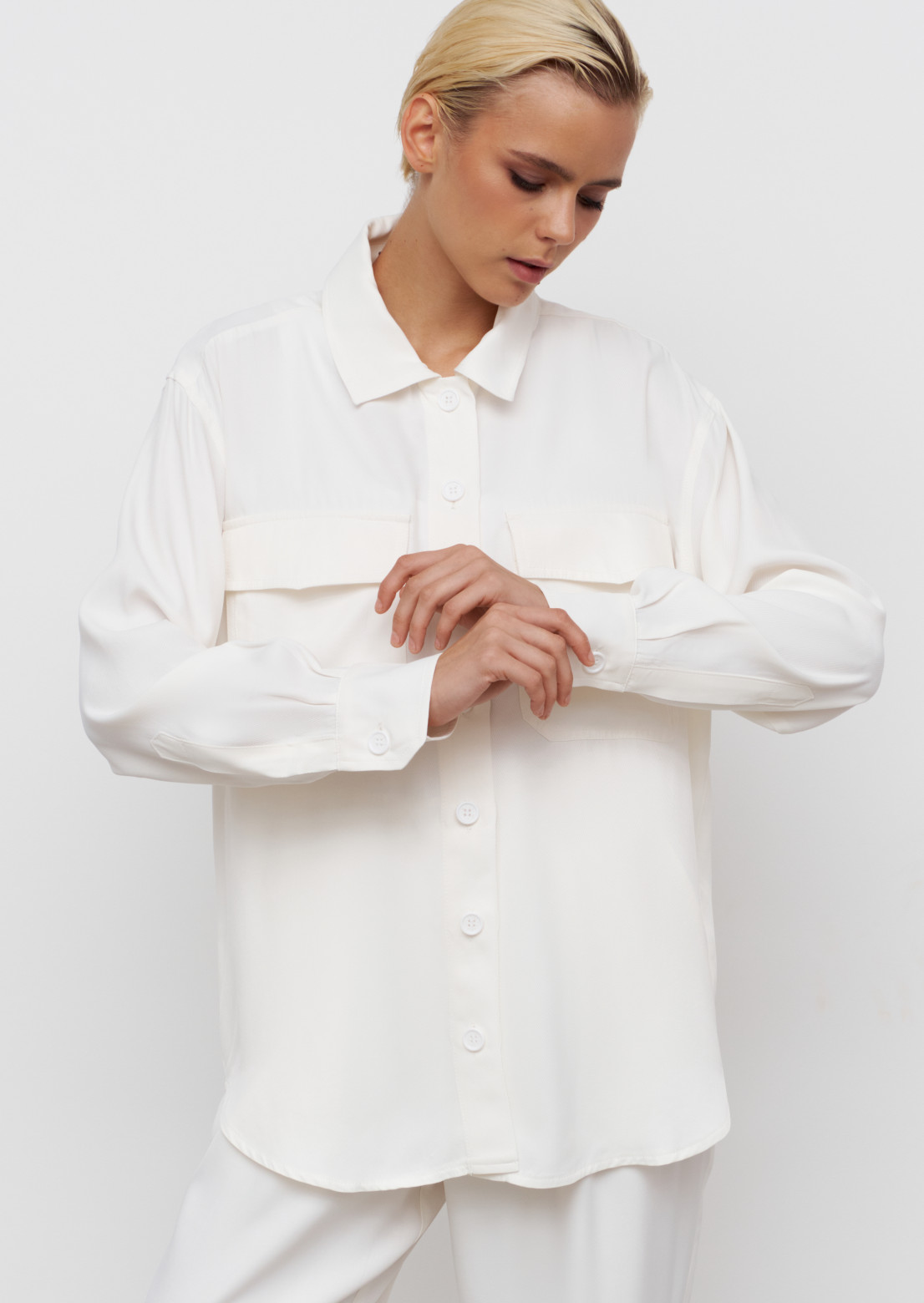 Сорочка з кишенями біла