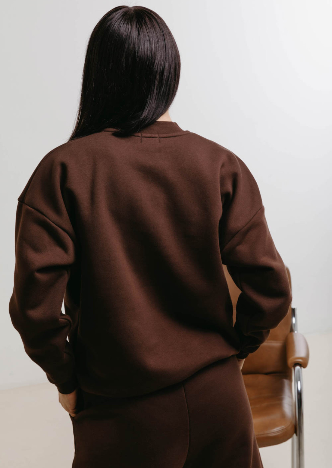 Костюм трёхнитка утепленная с принтом и объемными штанами темно-коричневый Pantone 19-1016