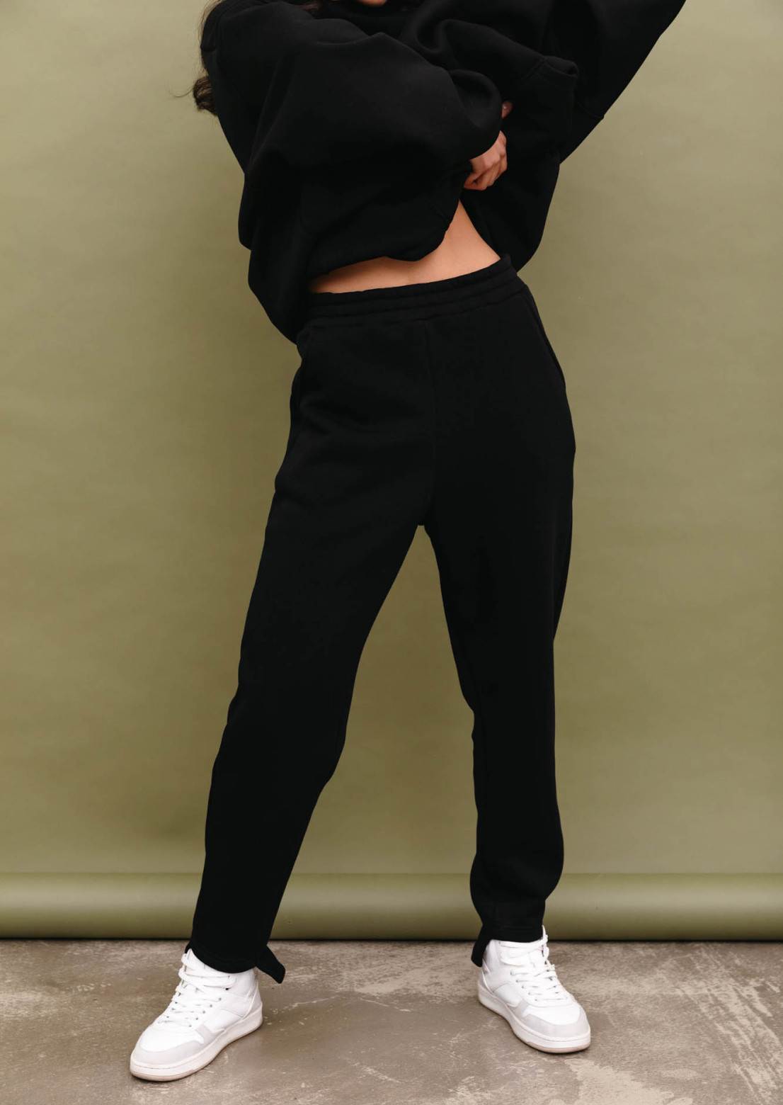 Black color women three-thread insulated trousers shorter in the front