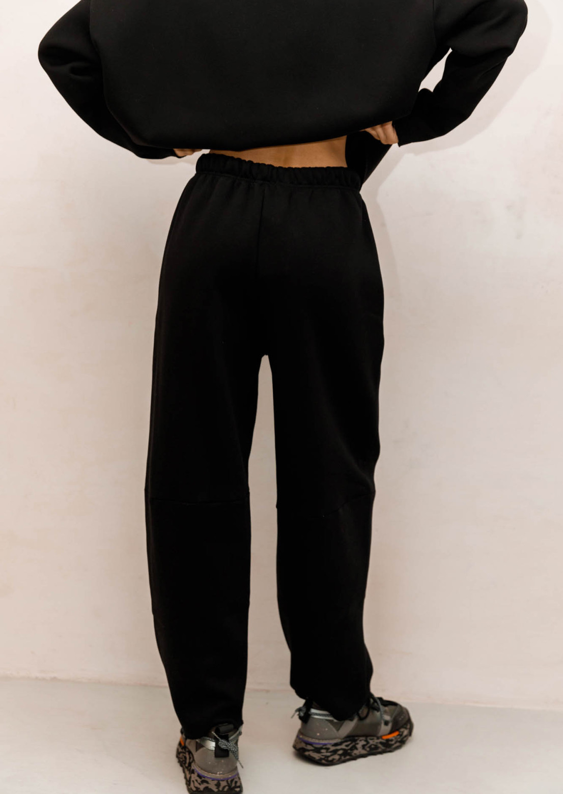 Black color three-thread insulated baggy pants