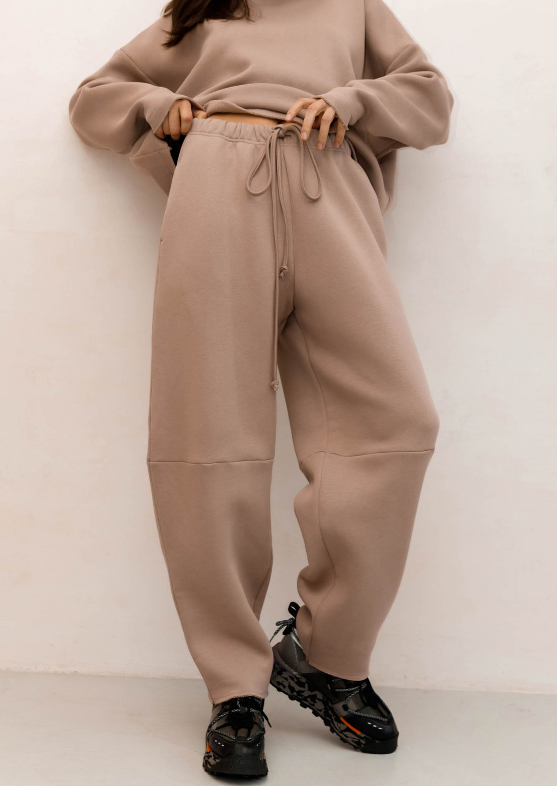 Cappuccino color three-thread insulated baggy pants