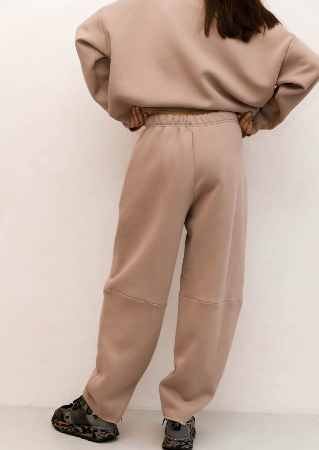 Cappuccino color three-thread insulated baggy pants