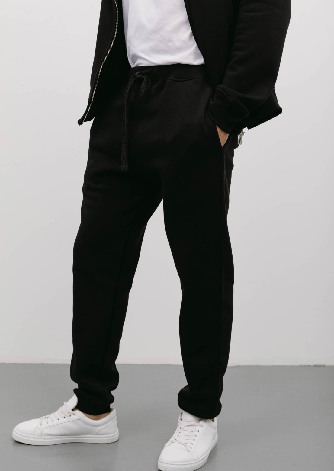 Black color basic three-thread insulated trousers with a lace