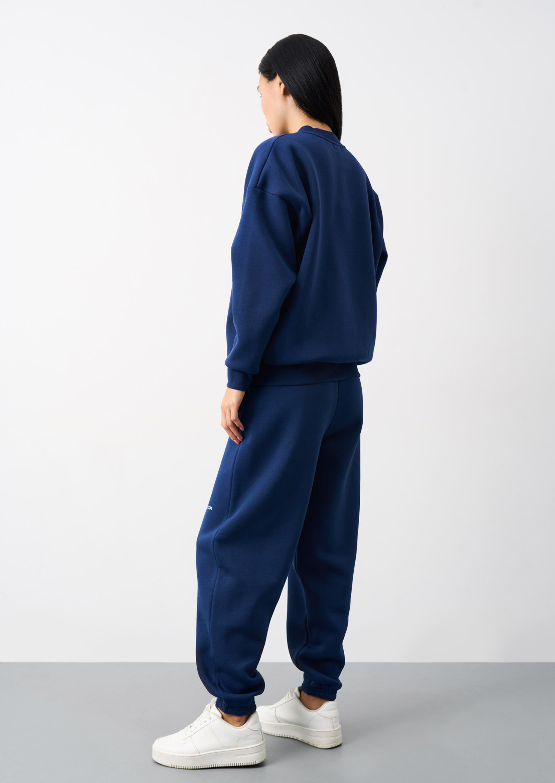 Marine color three-thread insulated suit with a print and voluminous pants