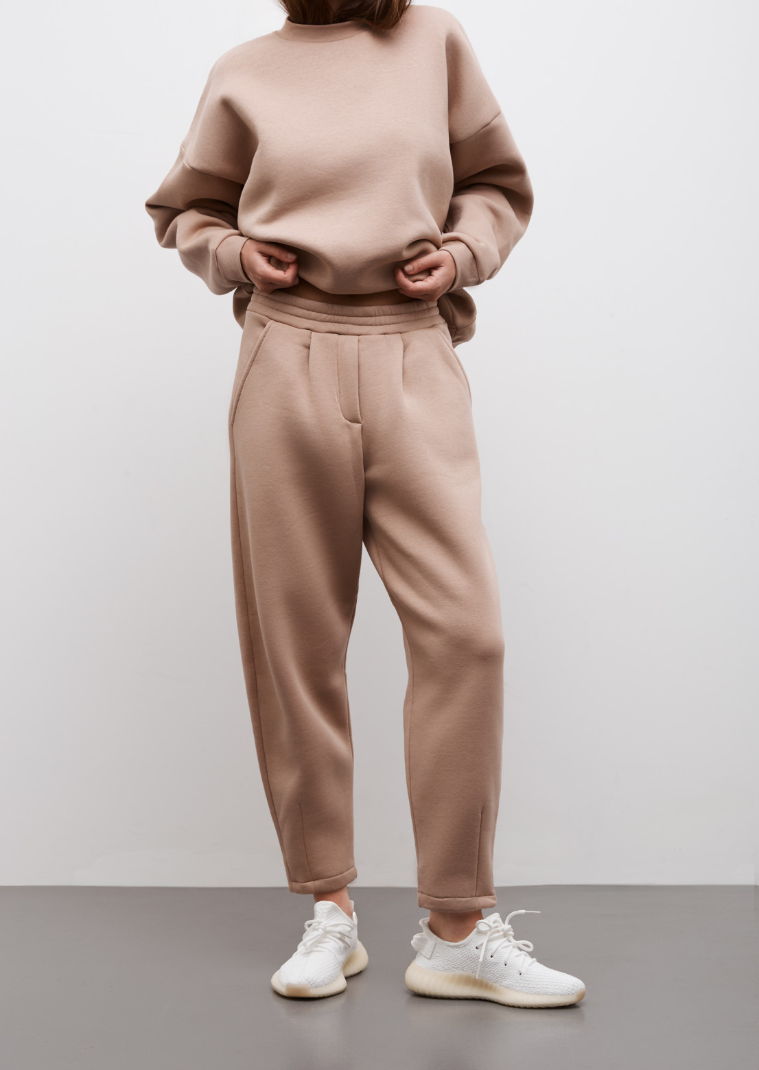 Biege color three-thread insulated suit with sweatshirt and pleated front trousers