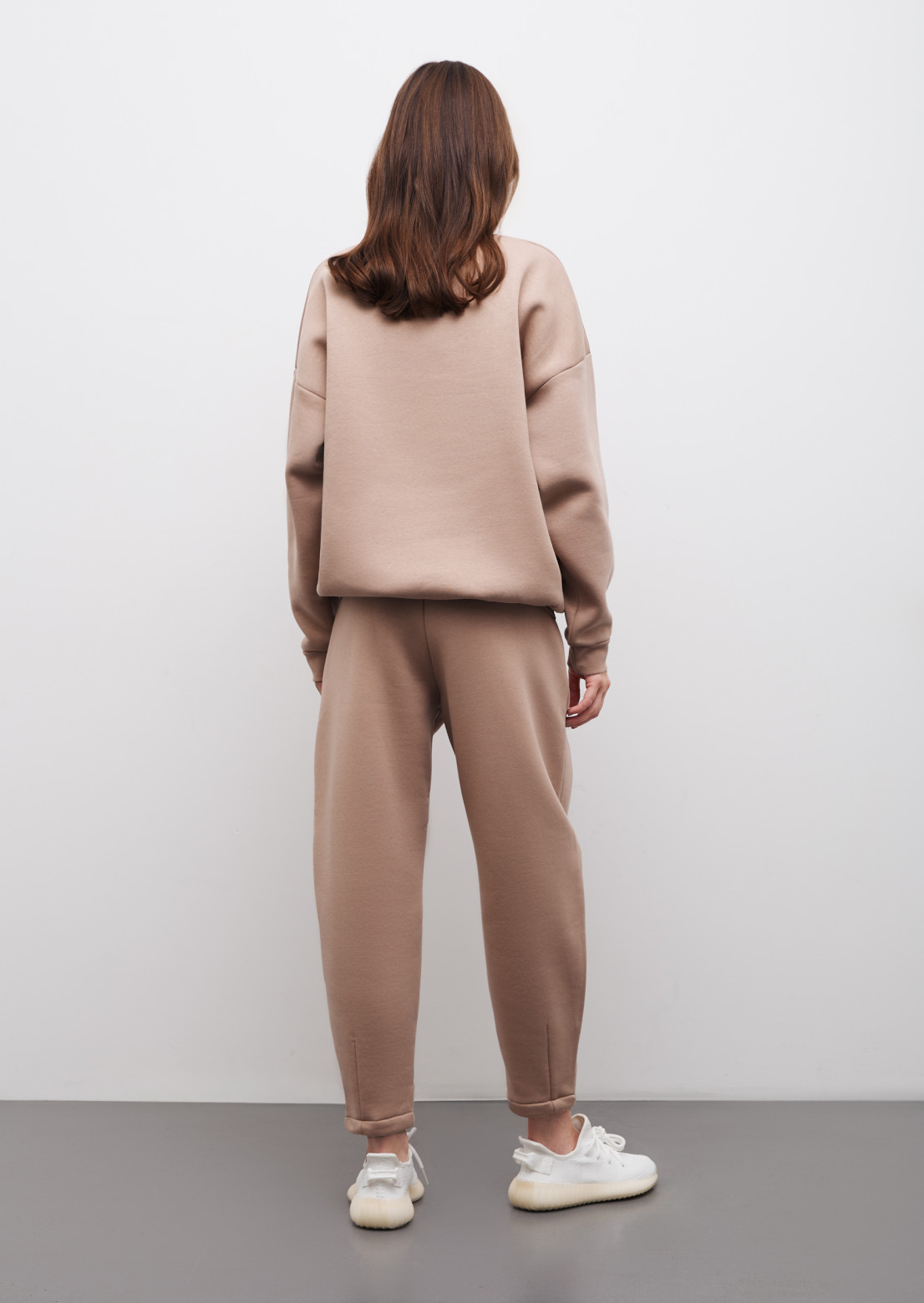 Biege color three-thread insulated suit with sweatshirt and pleated front trousers