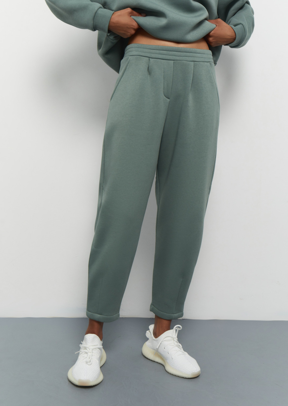 Laurel color three-thread insulated suit with print "heart" sweatshirt and pleated front trousers