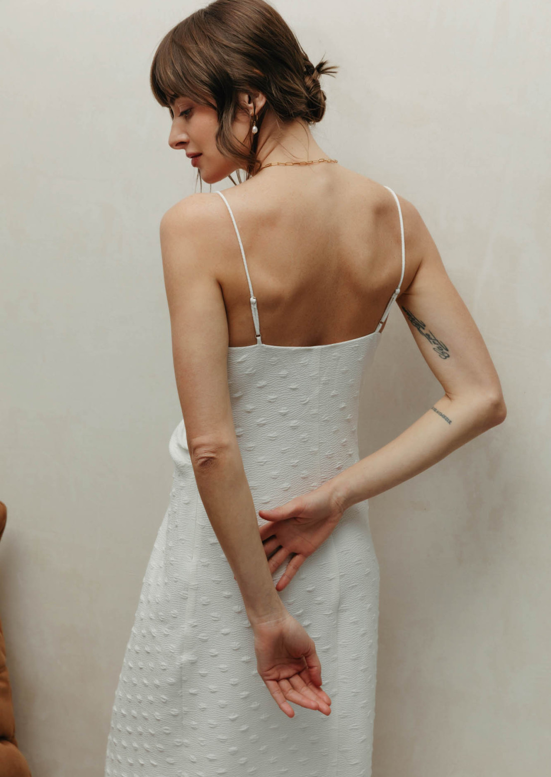 Платье на тонких бретелях рельефное белое