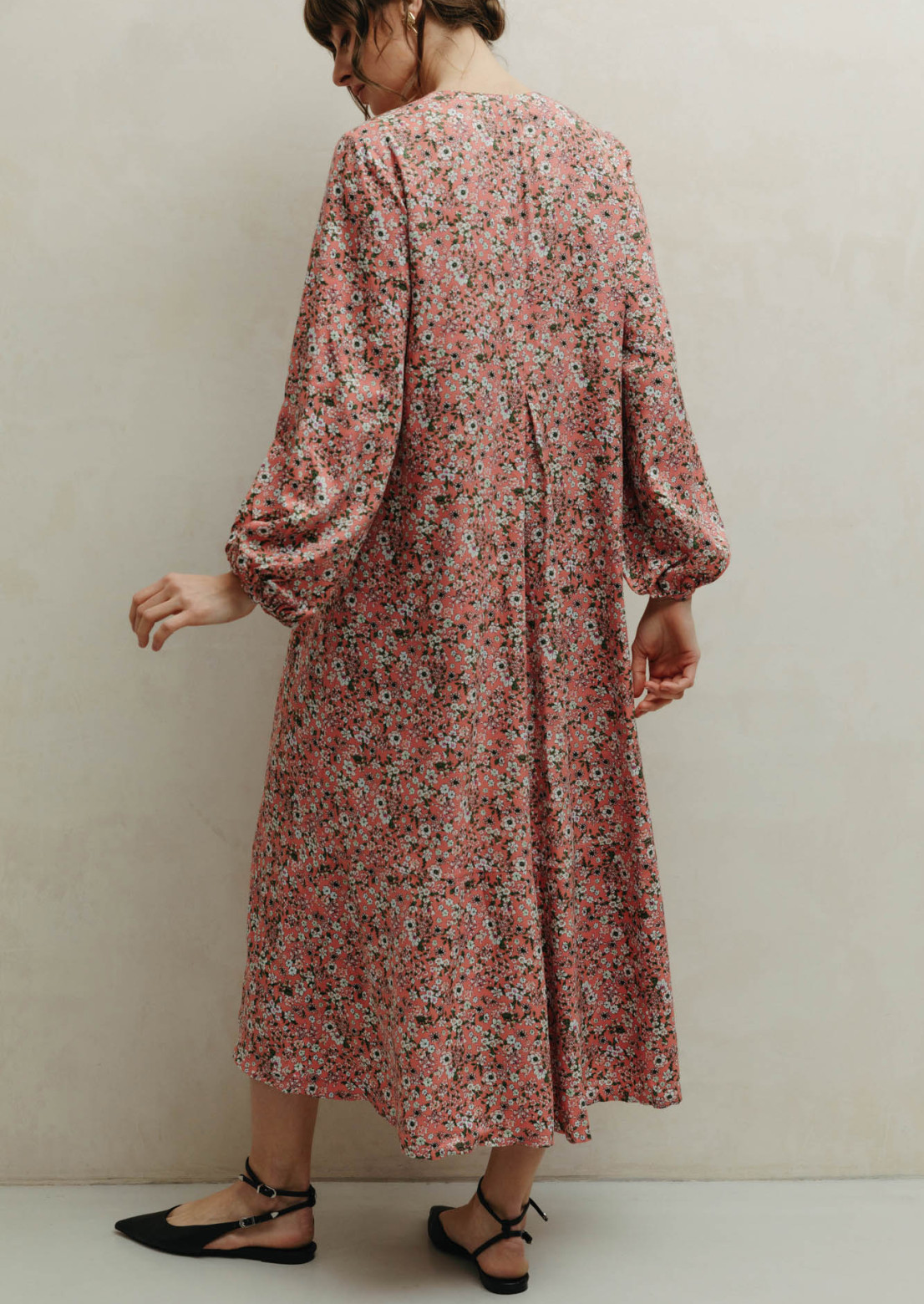 Coral color dress in a flower pattern with voluminous sleeves