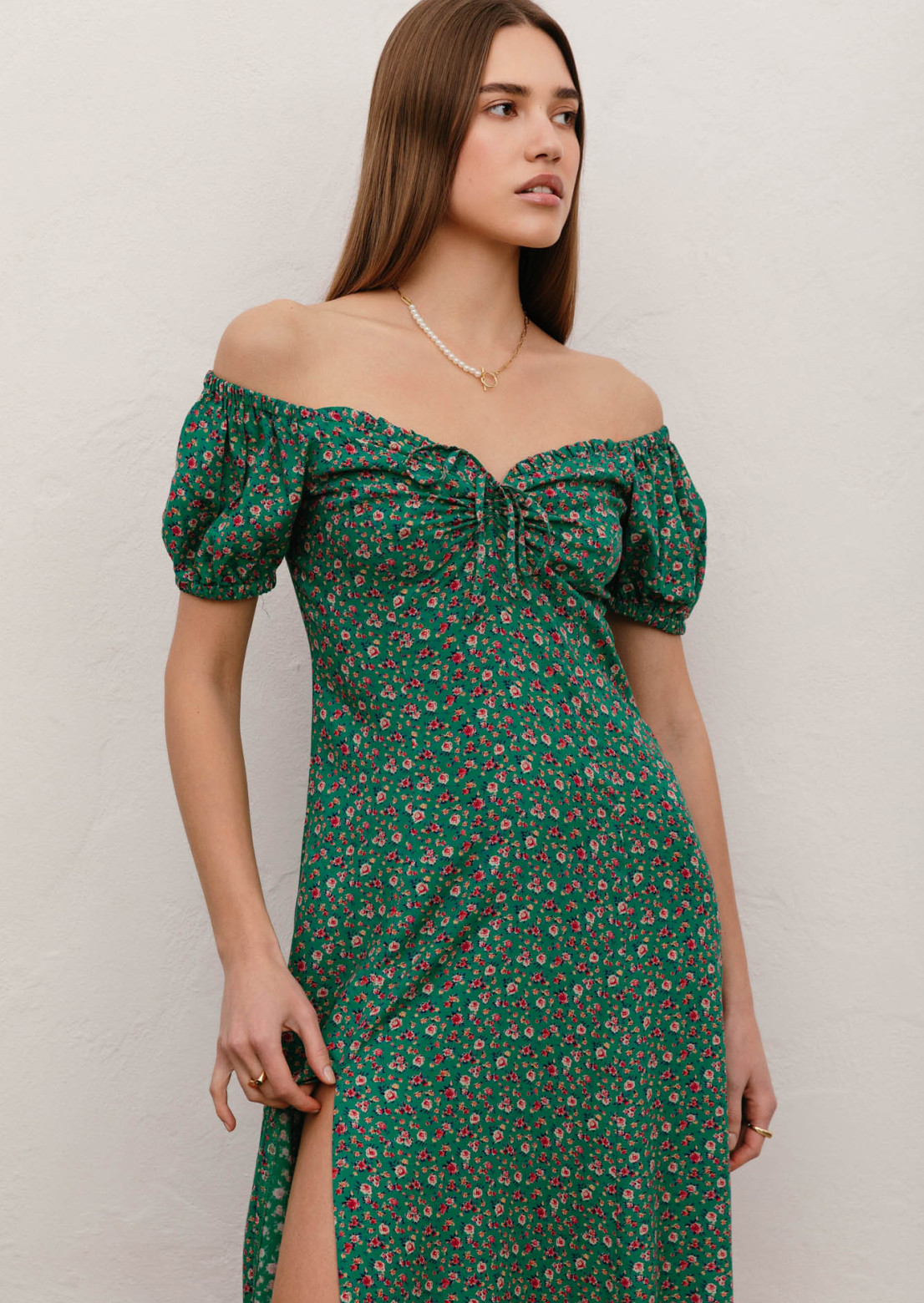 Платье со сборкой в цветочек зеленое