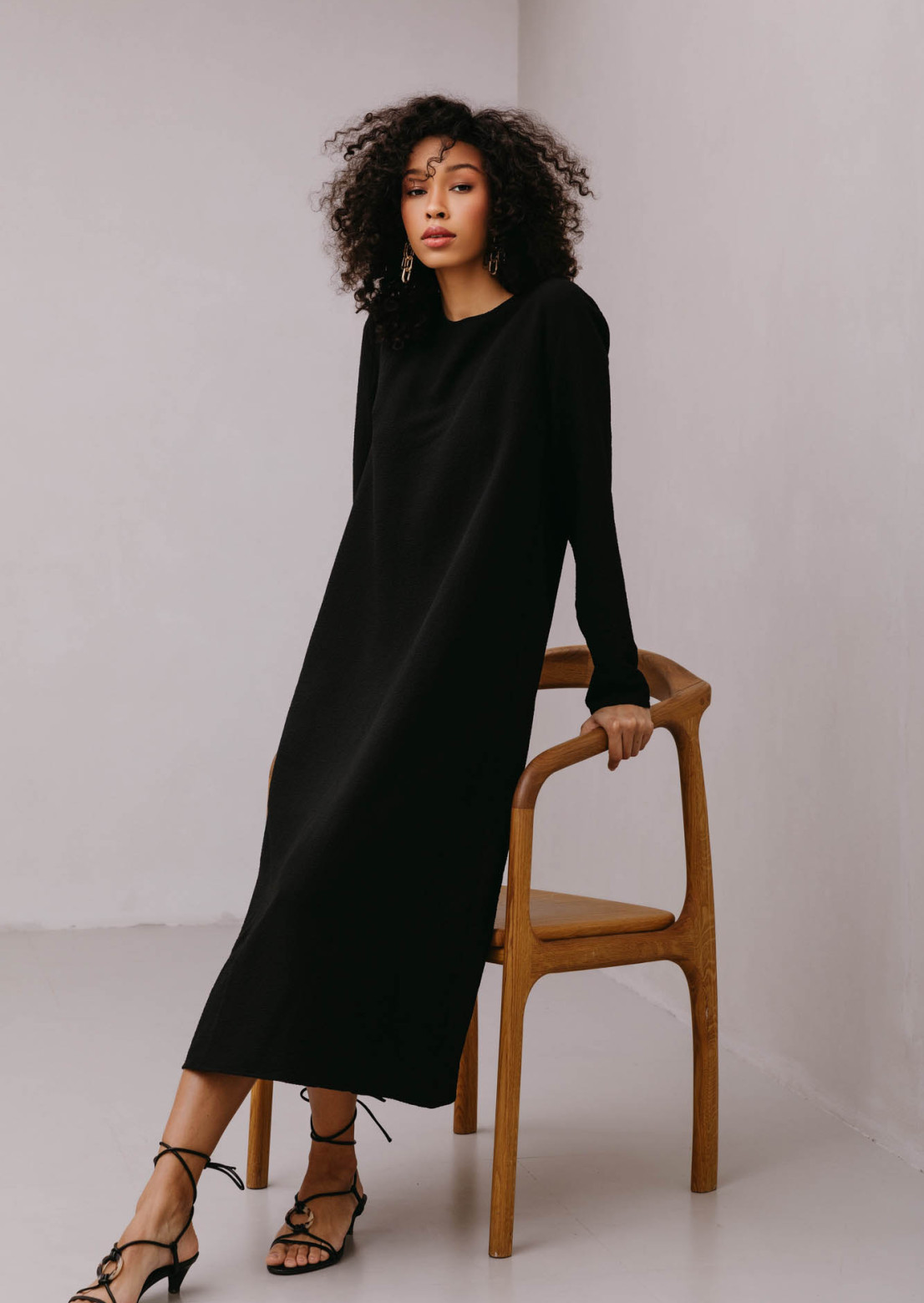 Сукня midi з жатої тканини чорна