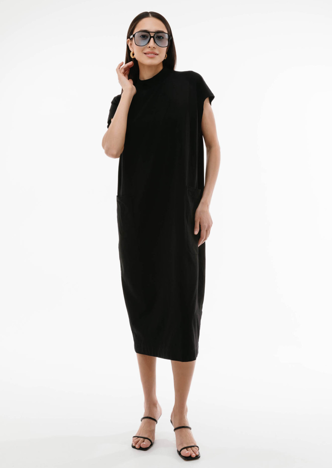 Black sleeveless dress with pocket