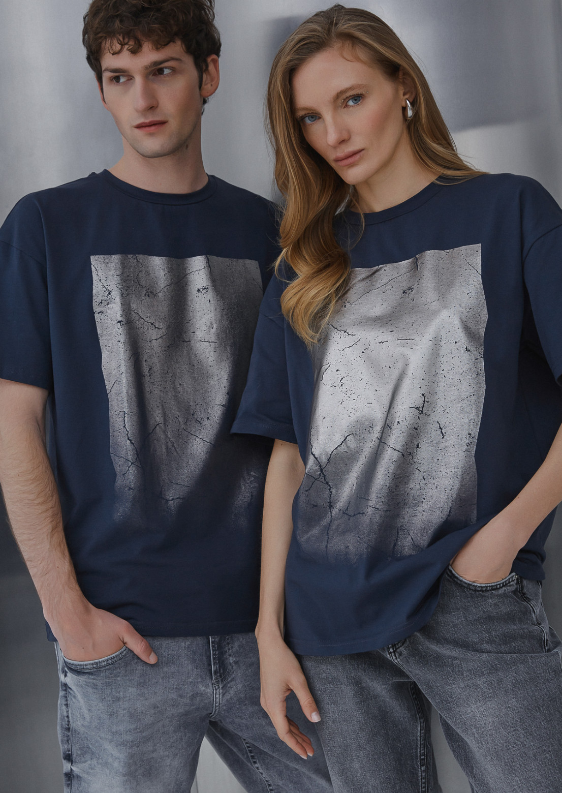 Anthracite grey oversize unisex t-shirt with foil detail