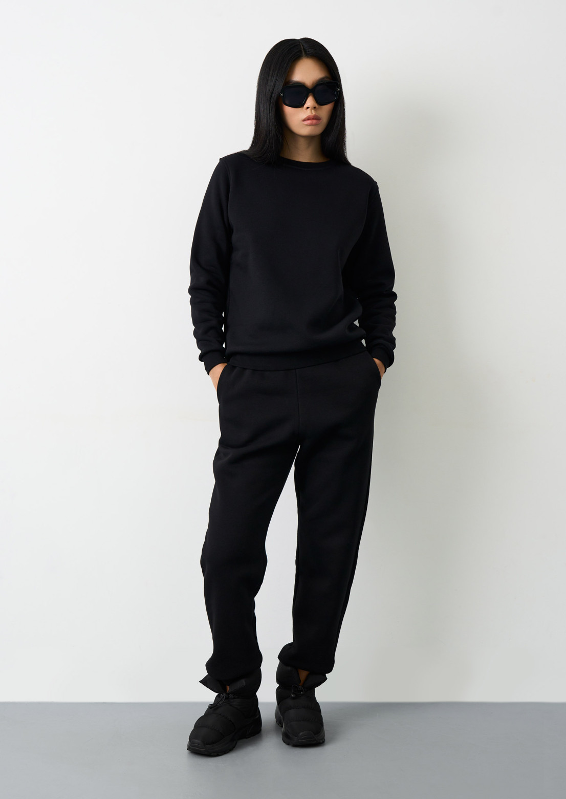 Black color three-thread insulated jogger pants