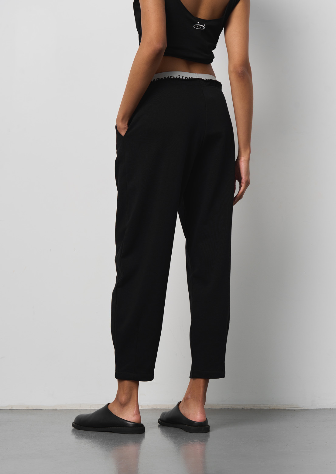 Black three-thread trousers with pleated and logo elastic