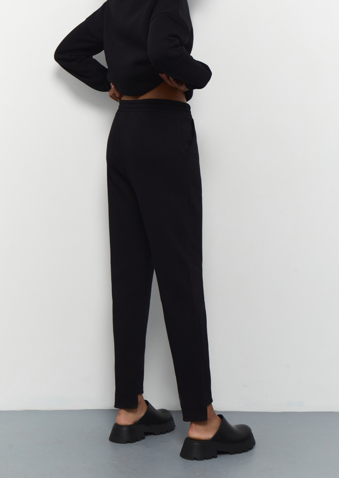 Black color women three-thread insulated trousers shorter in the front