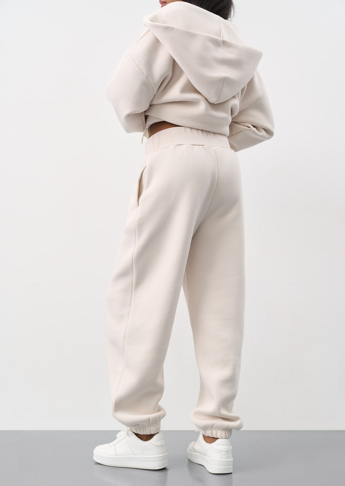 White sand color three-thread insulated jogger pants with a wide belt