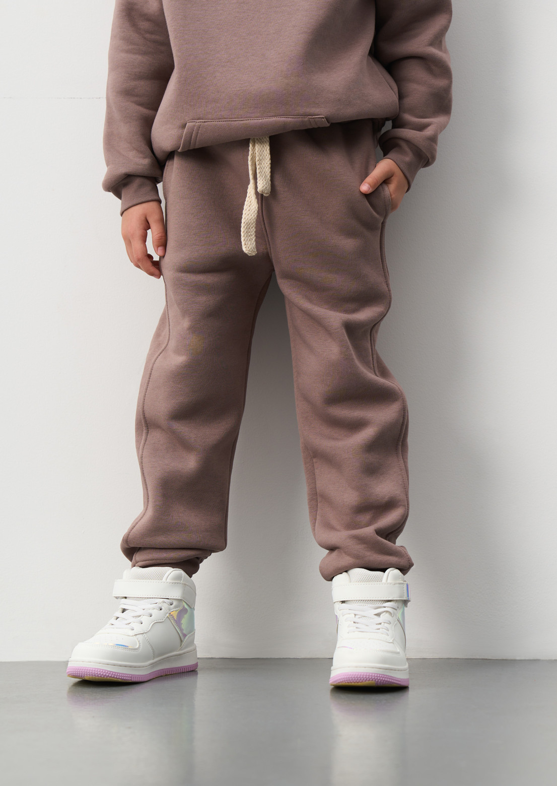 Deep taupe color basic kids three-thread insulated trousers