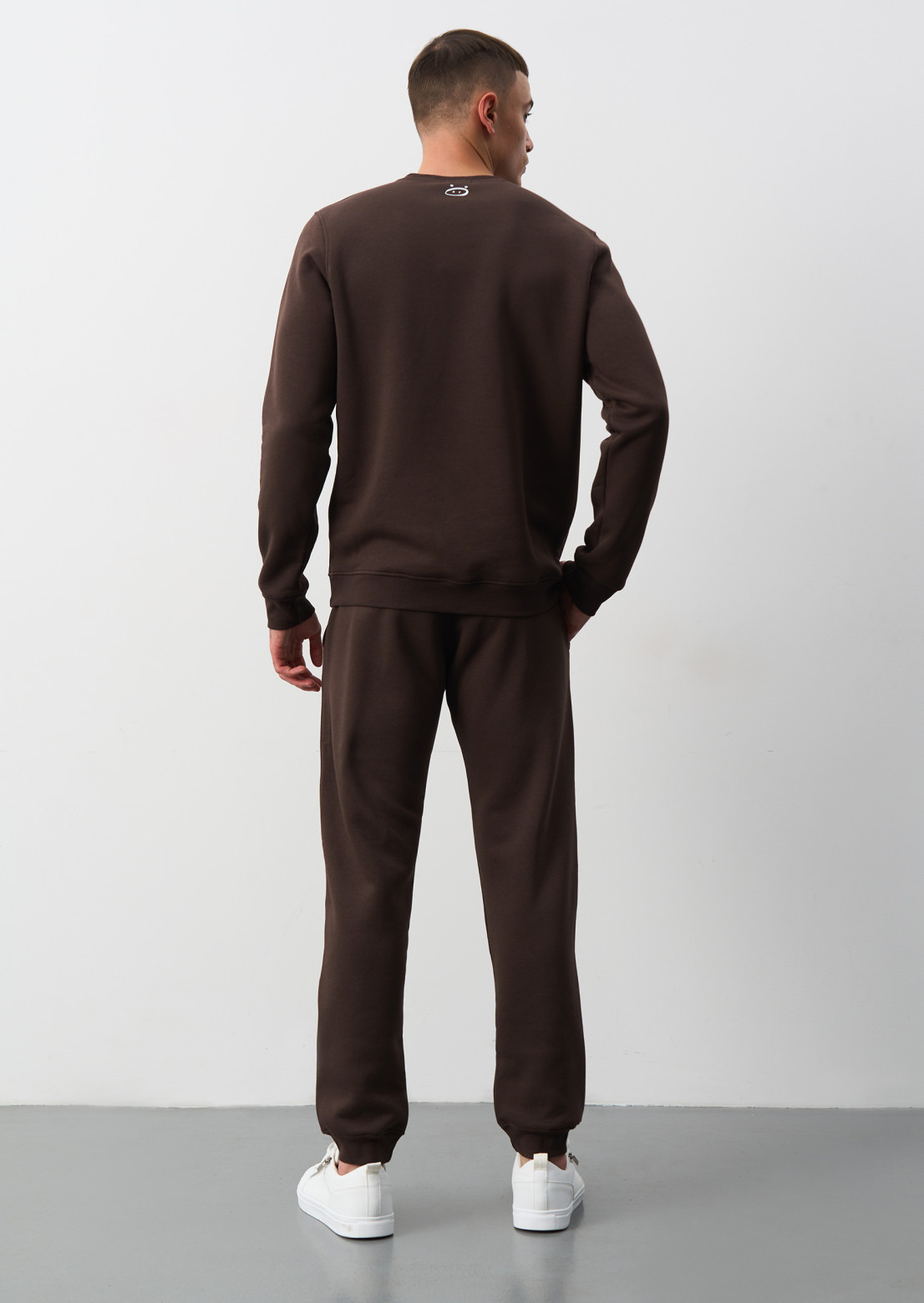 Dark brown color basic men three-thread insulated trousers