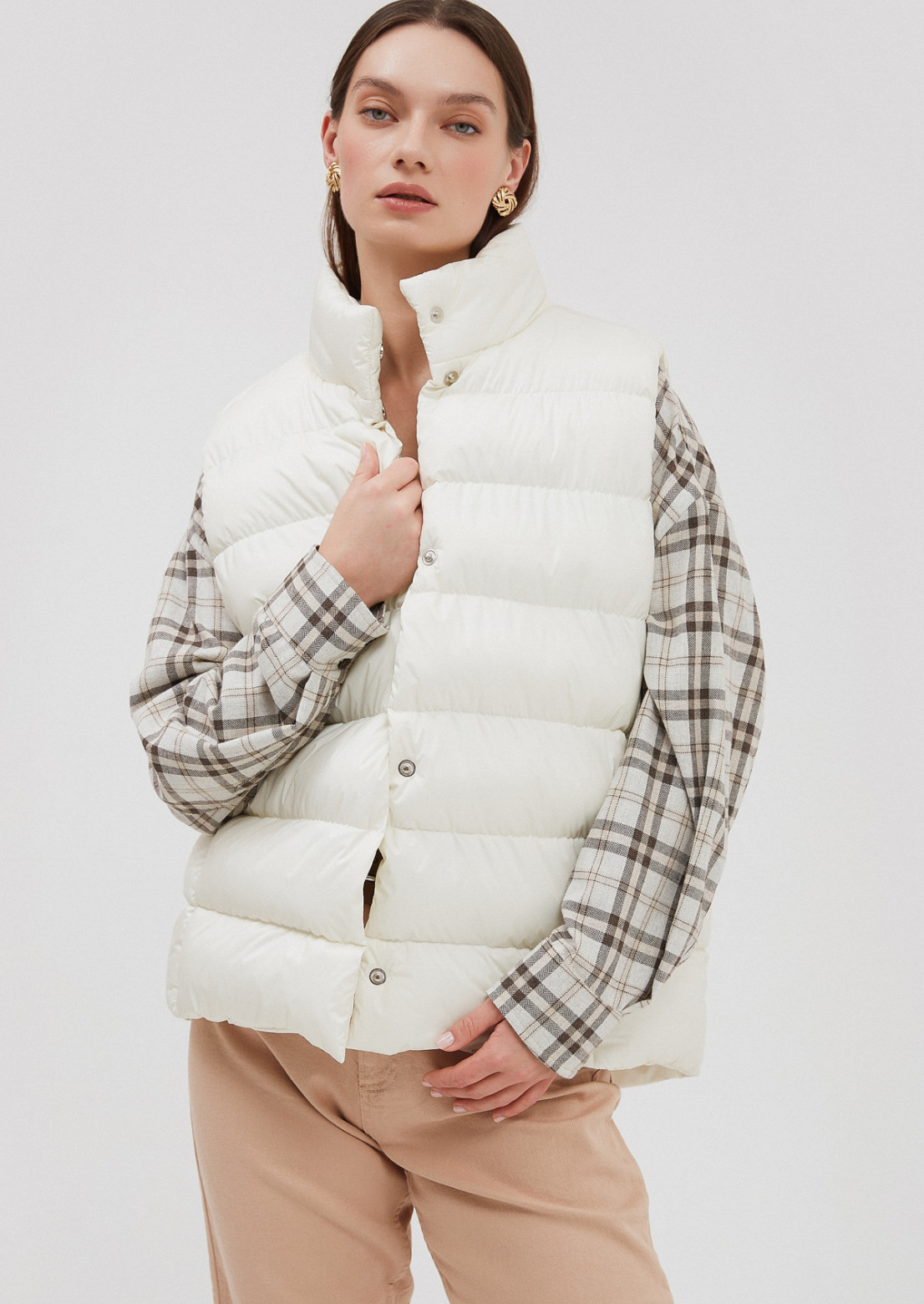 Milk color puffy vest with buttons