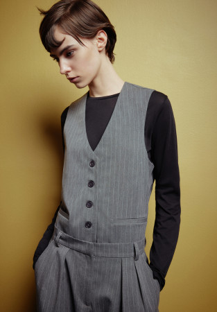 Жилет класичний темно-сірий у смужку