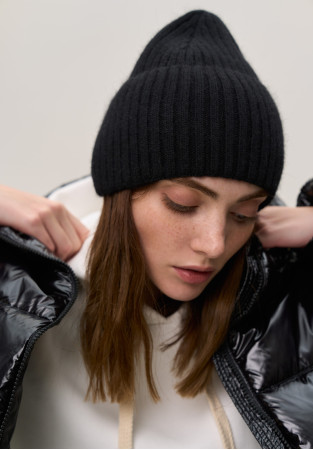 Шапка зі змішаної ангори чорна