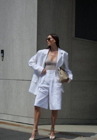 Бермуды классические из смесового льна белые