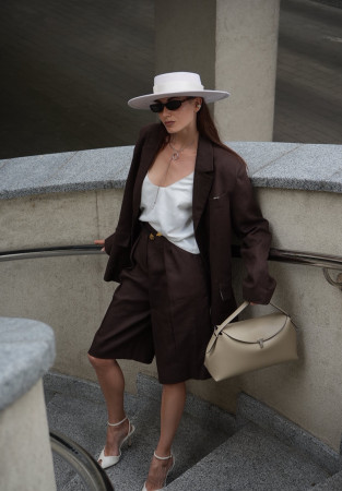 Бермуды классические из смесового льна коричневые