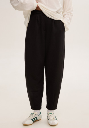 Black three-thread pleated front trousers Black three-thread pleated front trousers
