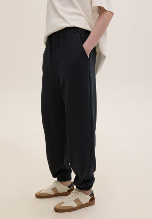 Almost black three-thread jogger trousers with seams